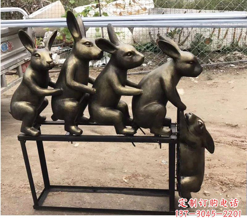 佛山玻璃钢兔子雕塑仿铜玩耍的兔子