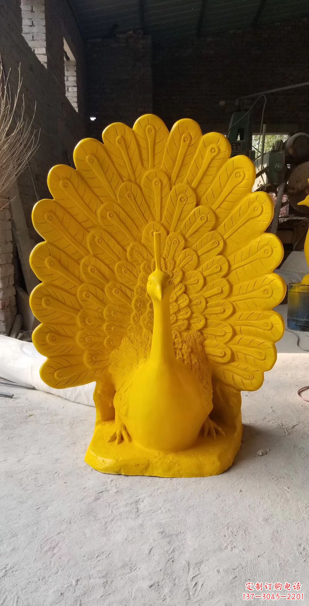 佛山玻璃钢制作的孔雀雕塑