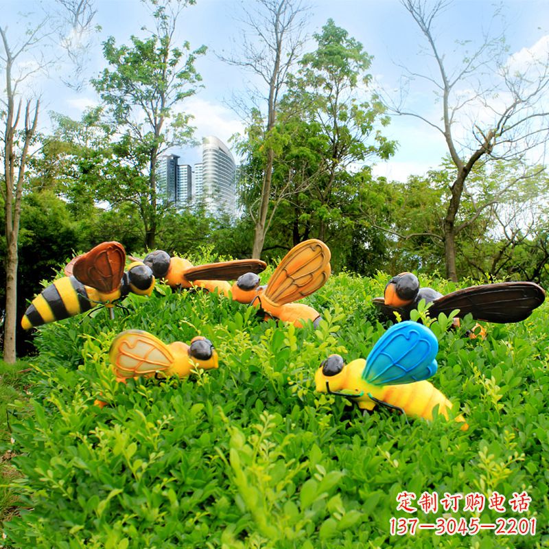 佛山公园草丛中的蜜蜂雕塑