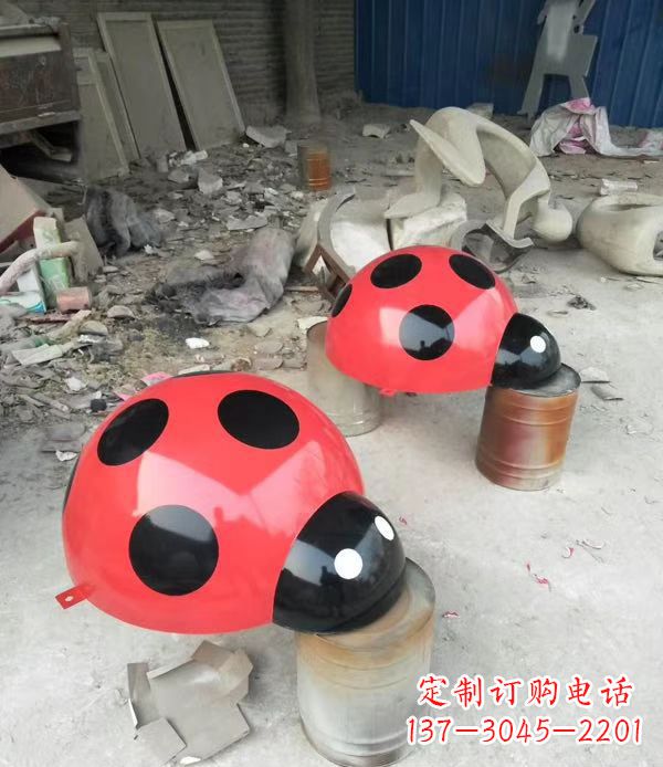佛山玻璃钢制瓢虫雕塑绚丽多彩的公园景观摆件