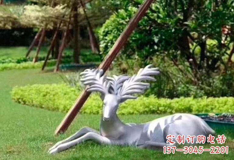 佛山不锈钢公园大角鹿雕塑精致而美丽