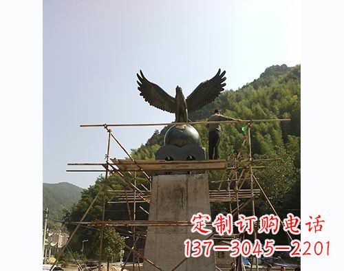 佛山不锈钢老鹰踩地球雕塑缅怀大自然之美