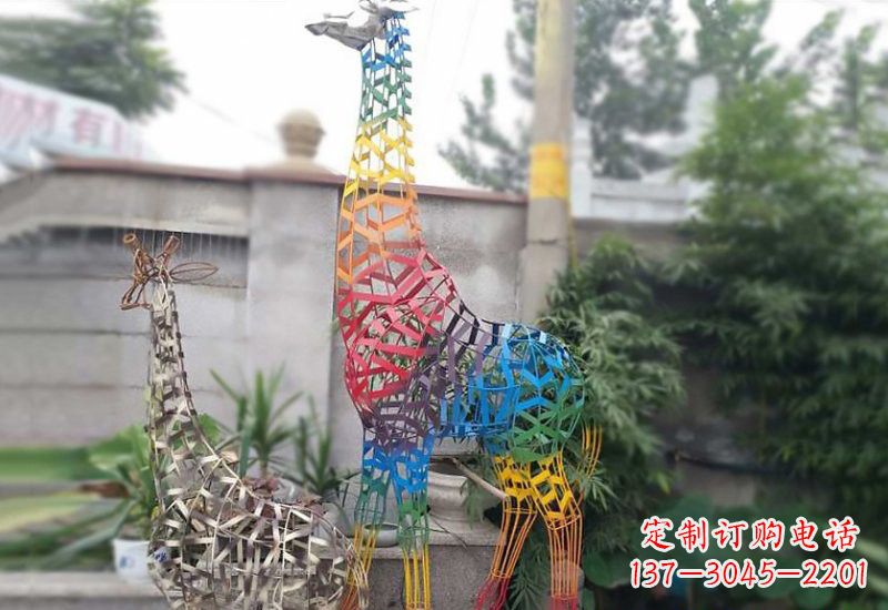 佛山长颈鹿雕塑优雅而古典的艺术