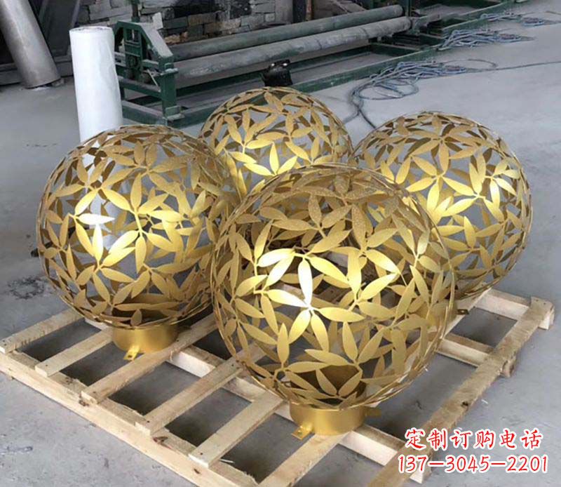 佛山不锈钢树叶镂空球的美妙景观