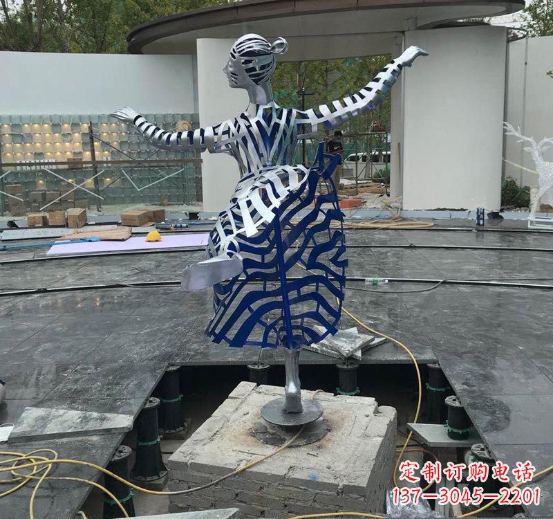 佛山不锈钢女孩——精美雕塑