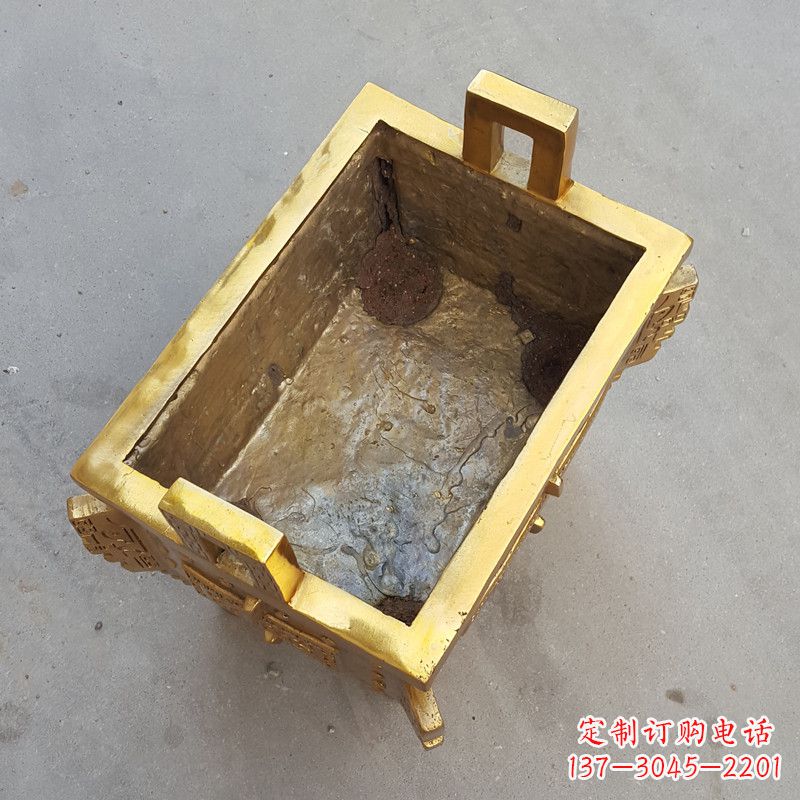 佛山以纯铜铸造的金色香炉鼎