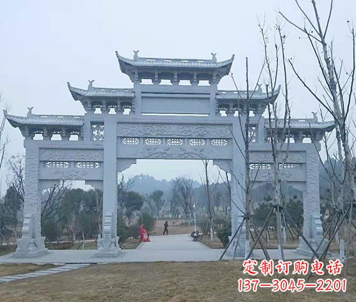 佛山村口三门石雕牌楼古朴华丽