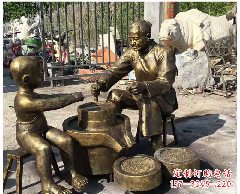佛山传承传统,细节丰富的把老人磨豆浆雕塑