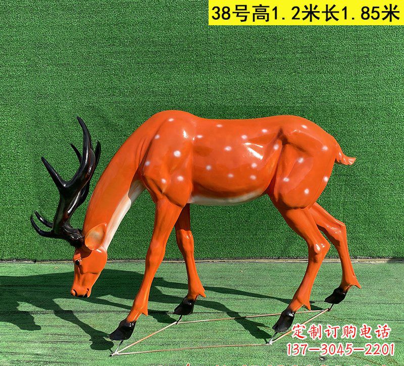 佛山以玻璃钢精心制作的梅花鹿雕塑