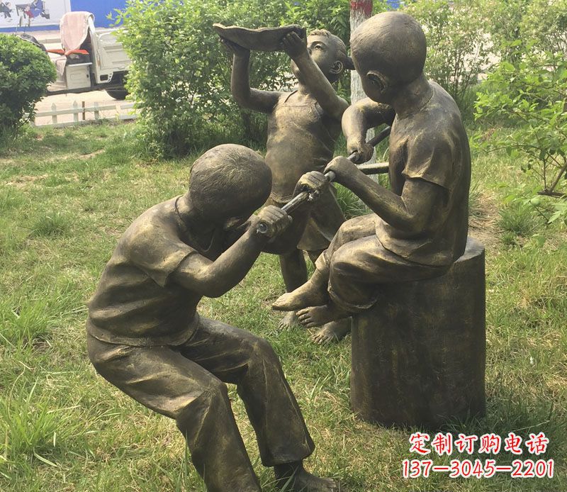 佛山公园玩水的儿童铜雕