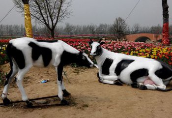 佛山室外仿真动物雕塑-奶牛，为您打造精美细腻的艺术品