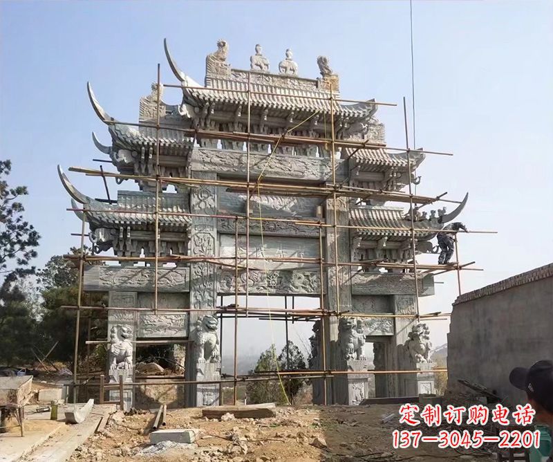 佛山石牌坊外东侧的龙凤雕塑