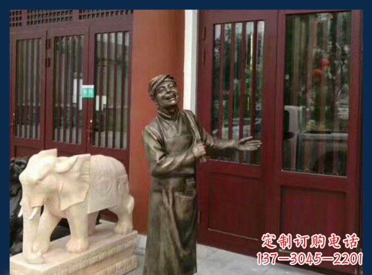 佛山铜雕店小二酒店迎宾人物雕塑