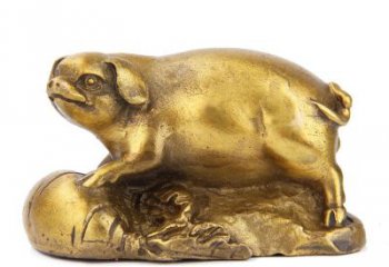 佛山铸铜鎏金猪雕塑时尚炫彩，精致温馨