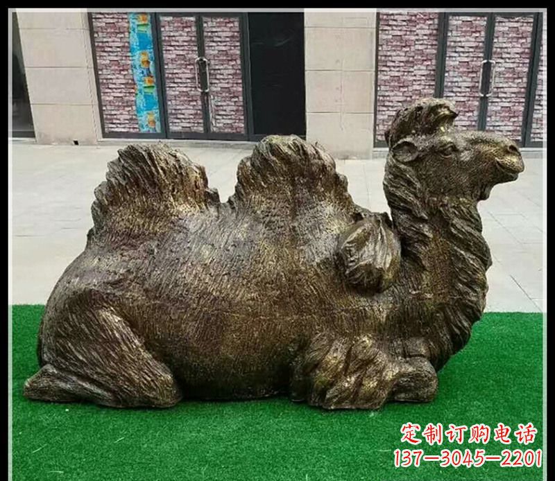 佛山卧在草地的骆驼铜雕