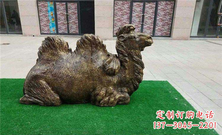 佛山卧着的骆驼动物铜雕