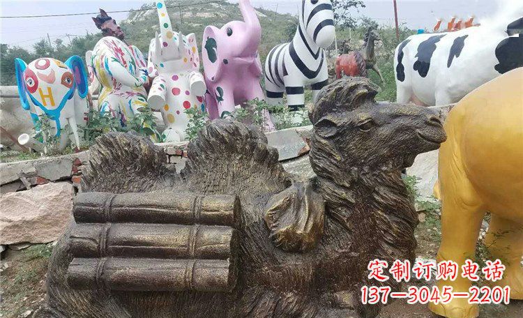 佛山卧着的骆驼动物铜雕 (2)