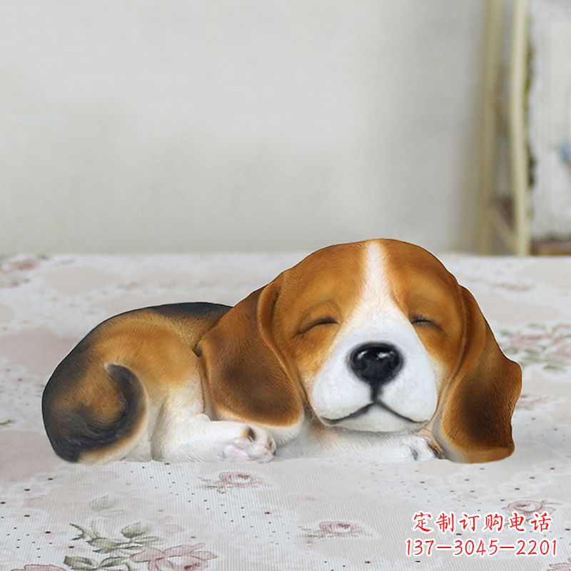 佛山卧姿比格犬仿真雕塑，睡觉的小狗狗是内美陈动物雕塑摆件
