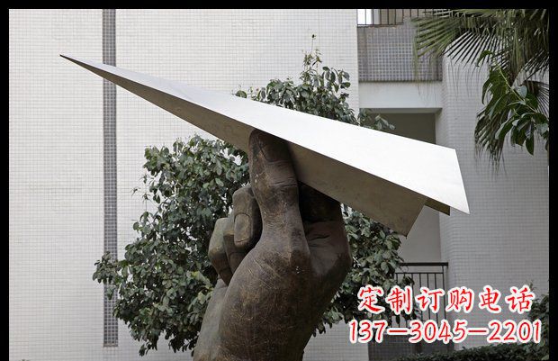佛山小区不锈钢手拿纸飞机雕塑