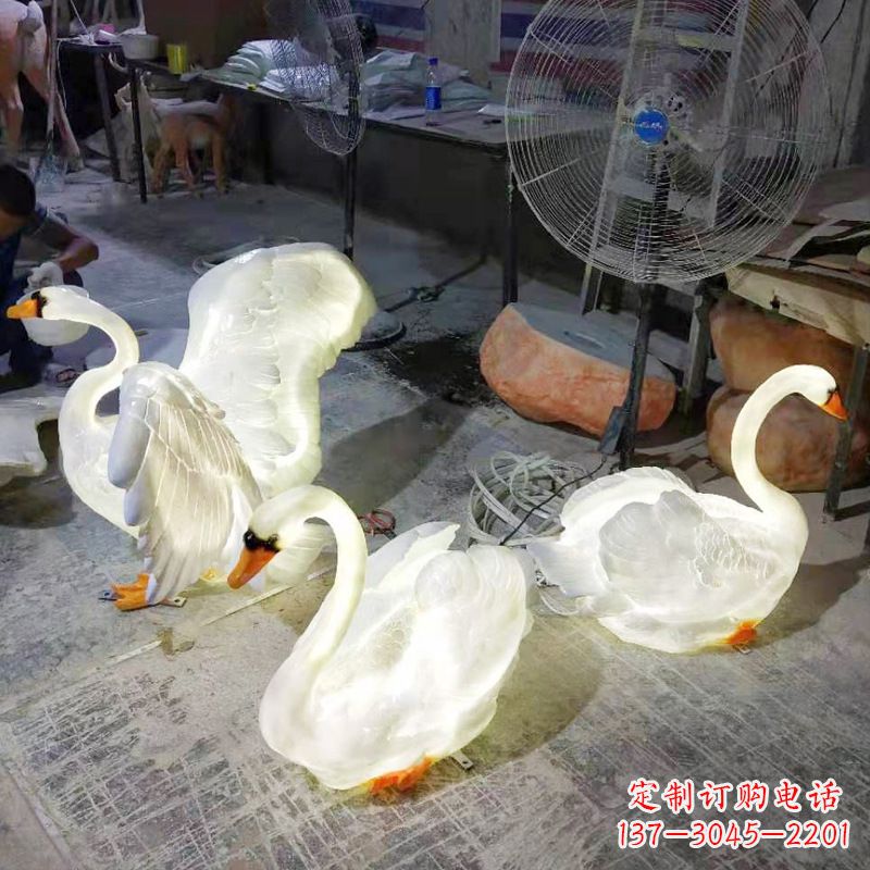 佛山小区园林草坪发光天鹅景观雕塑摆件