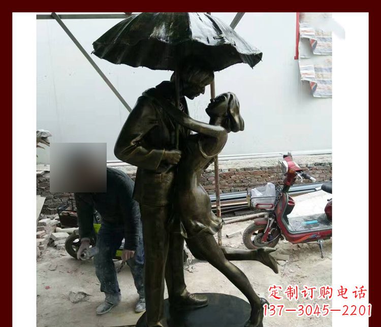 佛山雨伞下拥抱的情侣铜雕
