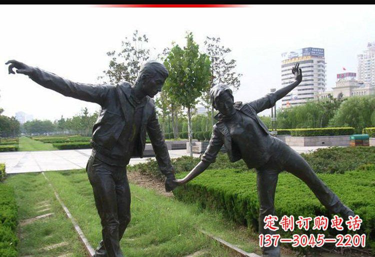 佛山走铁轨的情侣铜雕