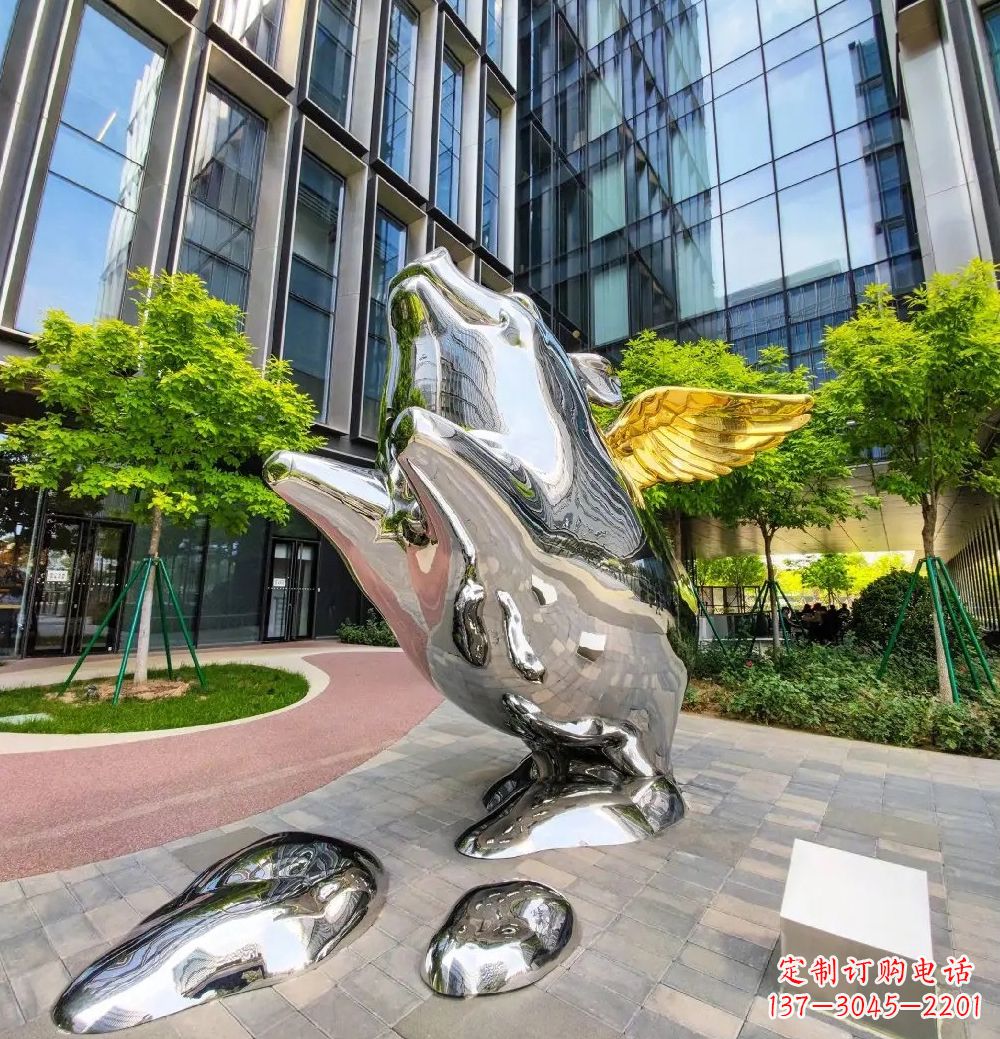 佛山猪雕塑-酒店门口一只带翅膀不锈钢镜面猪雕塑