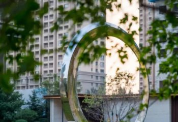佛山圆环雕塑-别墅草坪不锈钢镜面大型户外景观圆环雕塑