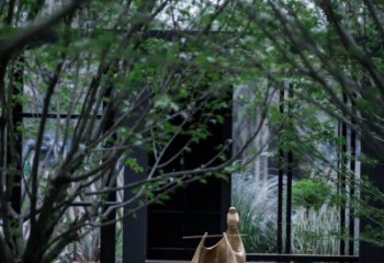 佛山人物雕塑-别墅庭院创意不锈钢仿铜抽象吹笛子的人物雕塑